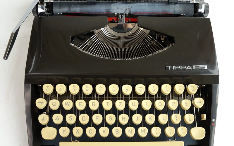 Black Triumph Tippa S Typewriter