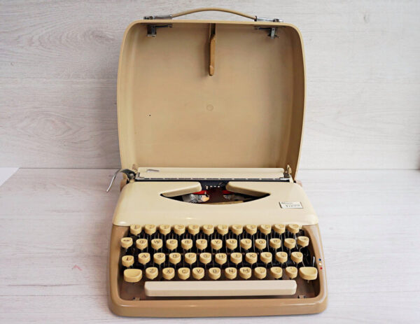 Triumph tippa typewriter with case
