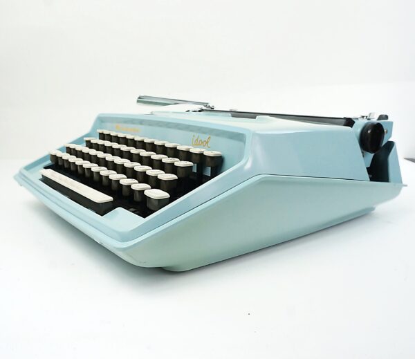 remington idool baby blue typewriter