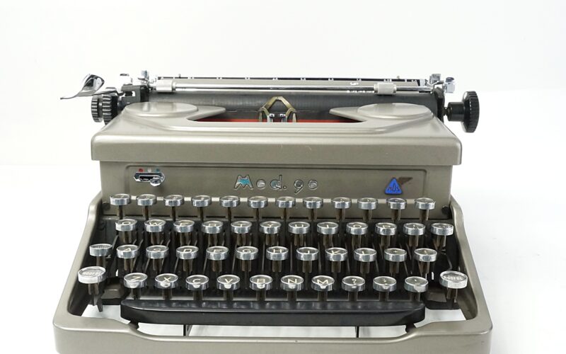 Everest Model 90 Typewriter