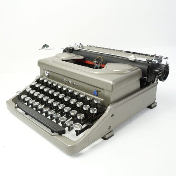 Everest Mod 90 typewriter