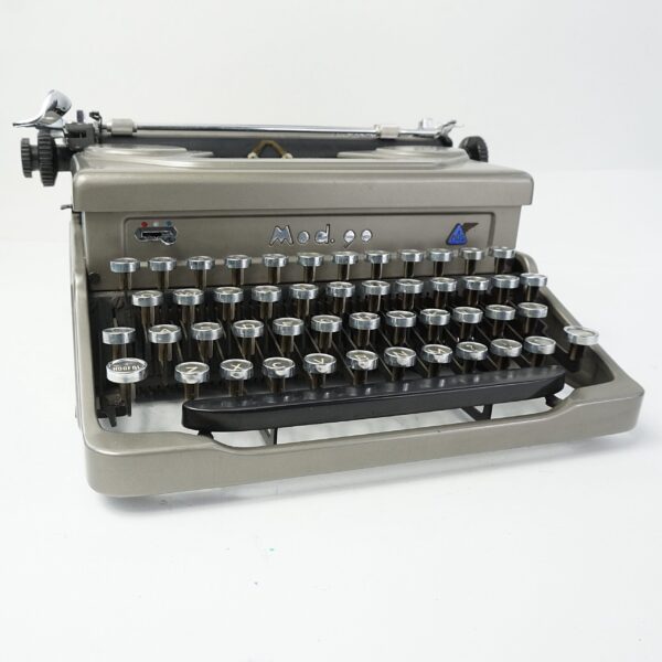Everest Mod 90 typewriter