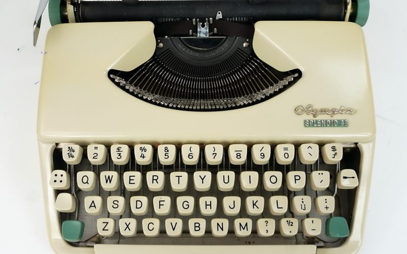 Olympia Splendid 33 Typewriter (without case)