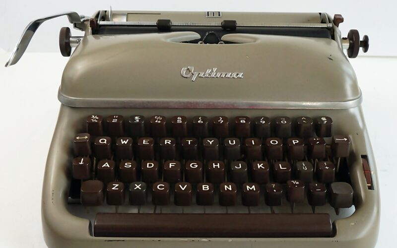 Optima Elite 3 Typewriter