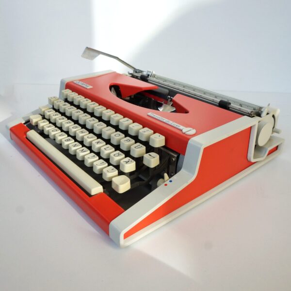 Olympia traveller deluxe typewriter orange