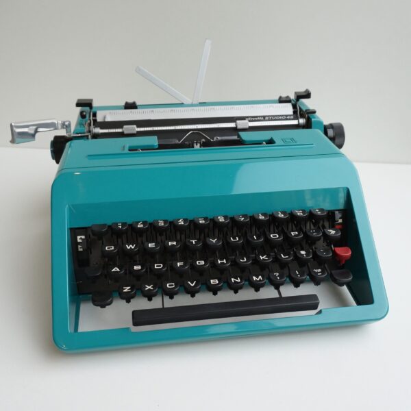maOlivetti studio 45 typewriterint green remington portable typewriter