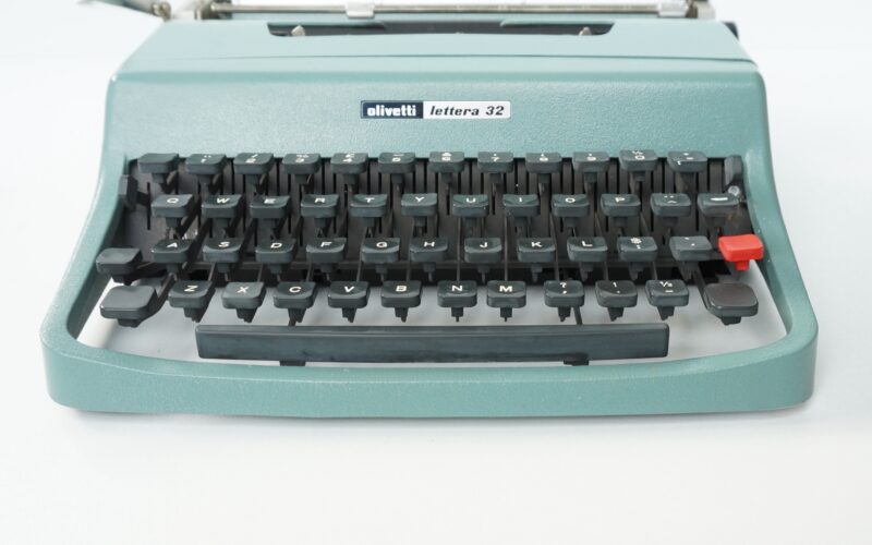 Olivetti Lettera 32 Typewriter QWERTY