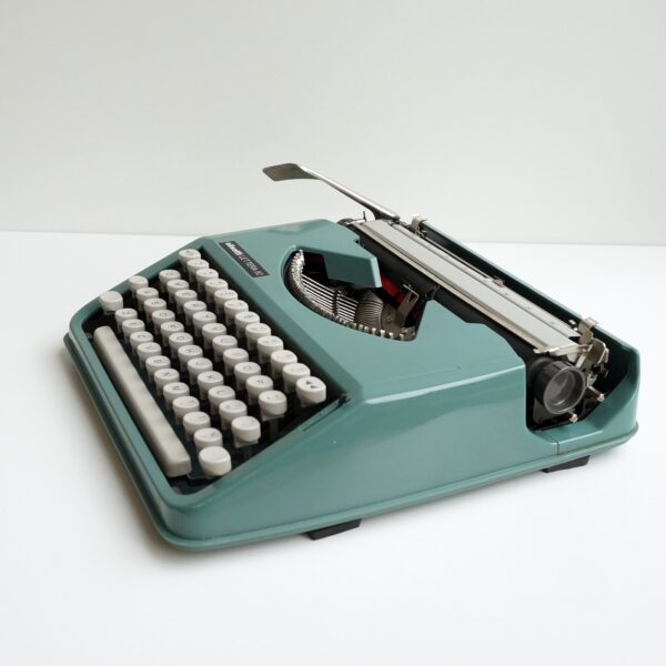 olivetti lettera 82 typewriter