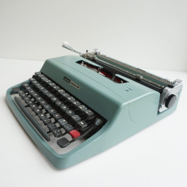 olivetti lettera 32 typewriter