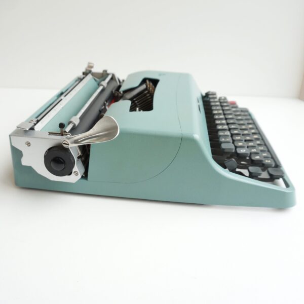 olivetti lettera 32 typewriter
