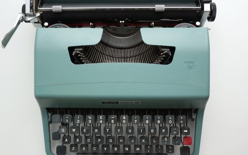 Olivetti Lettera 32 Typewriter – Classic Writer’s typewriter