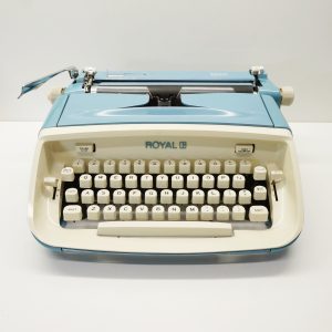 Royal Safari Typewriter - Cursive - Script Font