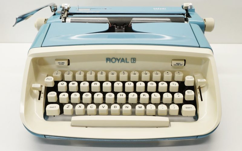 Royal Safari Typewriter – Cursive – Script Font